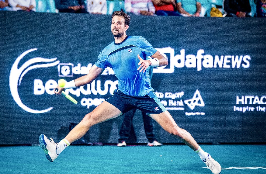 以其卓越的 以其卓越的